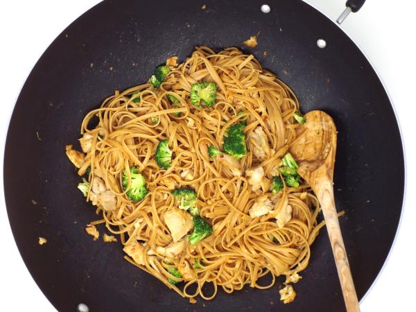 Chicken and Broccoli Noodles in Garlic Sauce